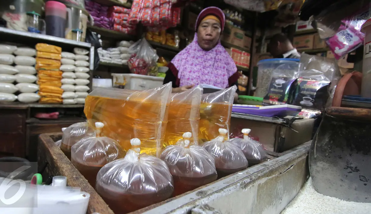 Suasana salah satu kios sembako di Pasar Senen, Jakarta, Senin (28/12/2015). Menjelang akhir tahun harga sejumlah kebutuhan pokok di pasar tradisional rata-rata mengalami kenaikan hingga 20%. (Liputan6.com/Angga Yuniar)