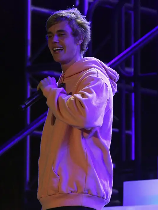 Foto kedua Justin yang disukai oleh lebih dari 25 ribu akun merupakan foto dirinya sedang berdiri dibelakang booth DJ dan tampak berbicara dengan temannya. (AFP/Bintang.com)