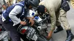 Petugas Kelurahan Senen bersama Dishub DKI dan Satpol PP menggelar razia parkir liar di wilayah Senen, Jakarta Pusat, Selasa (29/3/2016). Kendaraan roda dua terparkir di bahu jalan ataupun trotoar langsung dicabut pentil. (Liputan6.com/Yoppy Renato)