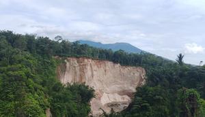 Kondisi terkini Ngarai Sianok Guguak Tinggi, Kecamatan Ampek Koto, Kabupaten Agam yang mengalami longsor pascabencana hidrometeorologi Sumatera Barat (Sumbar). (Antara)