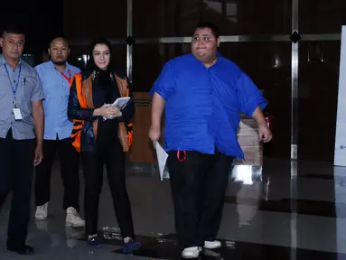 Bupati Kukar, Rita Widyasari (ketiga kiri) usai diperiksa di gedung KPK, Jakarta, Selasa (10/10). Rita diperiksa sebagai tersangka dugaan korupsi pemberian izin perkebunan kelapa sawit di Desa Kupang Baru, Kaltim. (Liputan6.com/Helmi Fithriansyah)