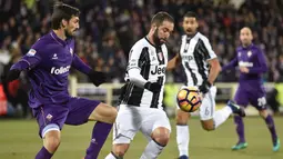 Penyerang Juventus, Gonzalo Higuain, berusaha melewati hadangan bek Fiorentina, Davide Astori. Pada laga ini Juventus turun dengan skema 3-5-2, sementara Fiorentina memakai formasi 3-5-1-1. (EPA/Maurizio Degl' Innocenti)