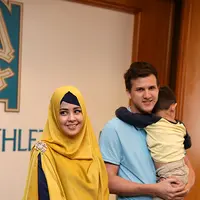 Stuart Colin terlihat menggendong anak dari Risty Tagor saat perskon pernikahannya. (Galih W.Satria/Bintang.com)