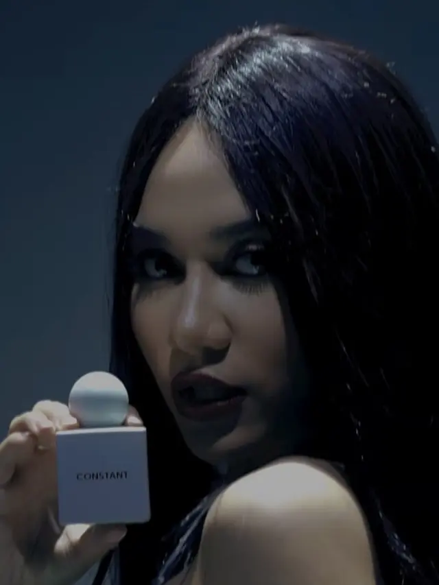Tampilan Berbeda Azizah Salsha Jadi Bintang Iklan Parfum Milik Rachel Vennya. [@azizahsalsha_]