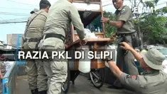 Satpol PP Jakarta Pusat melakukan razia PKL rutin di kawasan Slipi , seorang PKL marah dan berusaha memukul kamera wartawan