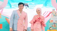 Cut Raifa Aramoana atau kerap dipanggil dengan Moana didampingi oleh orangtua saat masuk ditempat perayaan ulang tahun pertamanya. Ricis mengenakan outfit serba pink. Sedangkan Ryan dengan gagah mengenakan setelan jas memadukan warna pink dan biru. [Instagram/riaricis1795]