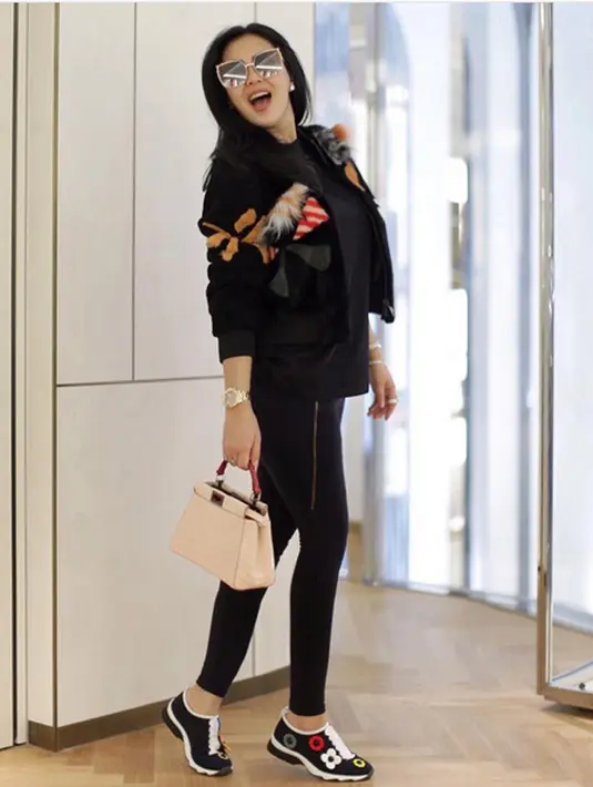 "Saya Lebaran di Hongkong, kita akan berangkat 25 orang bareng keluarga besar," ungkap Syahrini, usai hadiri gala premier film Surat Kecil Untuk Tuhan, di CGV Blitz Grand Indonesia, Jakarta Pusat, Selasa (20/6/2017). (Instagram/princessyahrini)