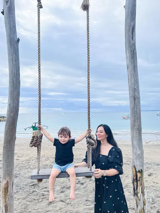 Matching tak melulu sama gaya, Chloe juga bisa tampil pakai kaus dan celana pendek sementara mama tetap pakai dress berwarna senada. [@asmirandah89]