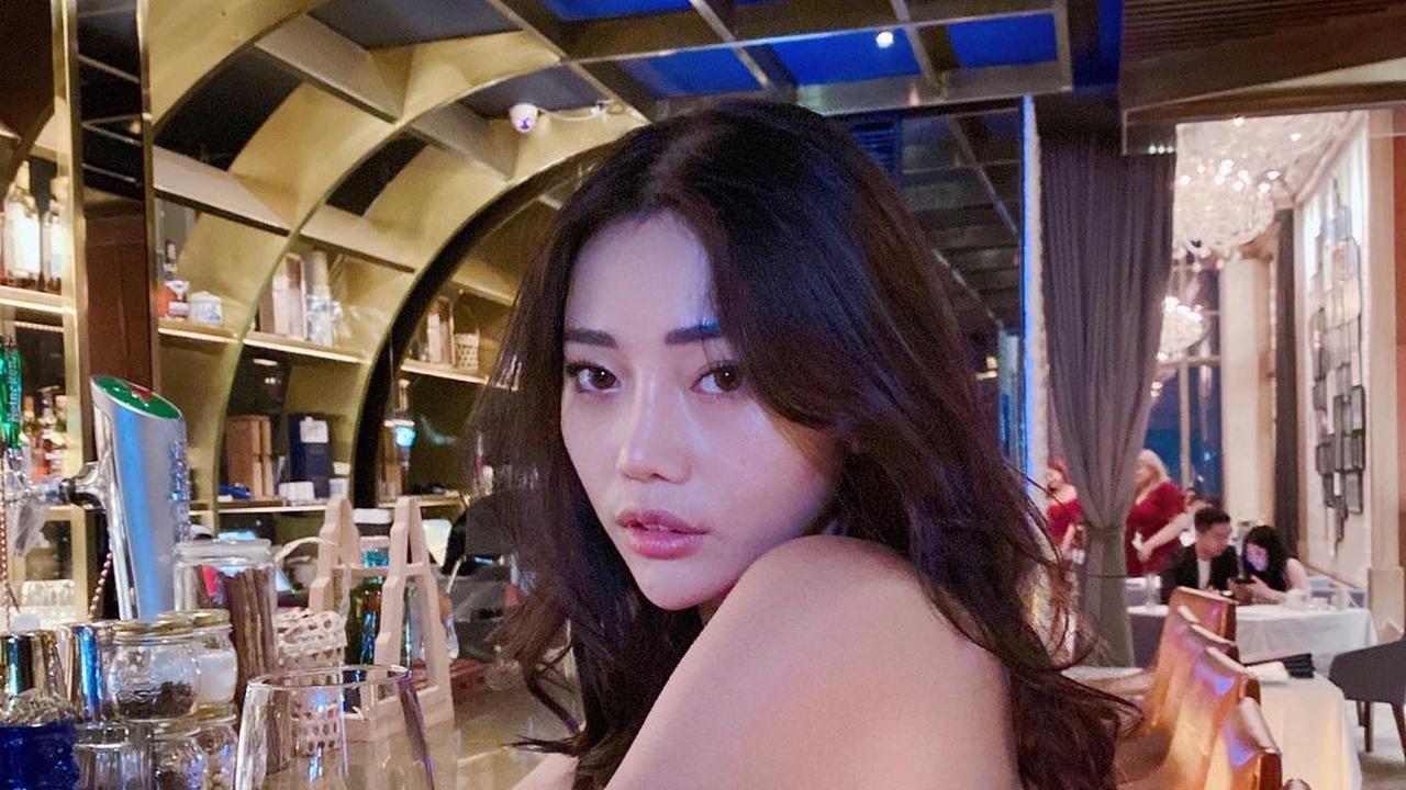 Gaya Seksi Wendy Walters Istri Reza Arap Pakai Outfit Serba Hitam