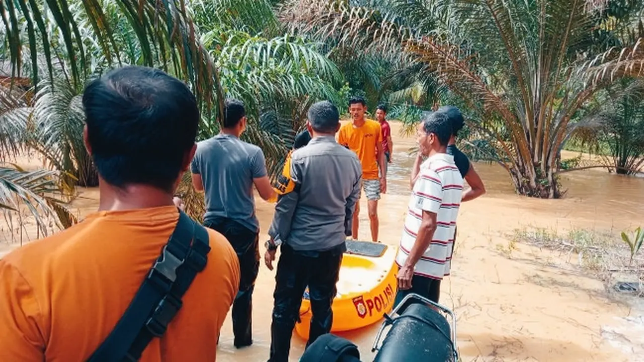 Banjir yang mulai melanda Kabupaten Kuansing akibat curah hujan tinggi dan kiriman dari Sumbar.