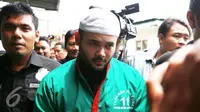 Ridho Rhoma dikawal petugas saat tiba di Rumah Sakit Ketergantungan Obat (RSKO), Jakarta, Selasa (4/4). Ridho Rhoma akan menjalankan rehabilitasi di RSKO tersebut. (Liputan6.com/Herman Zakharia)