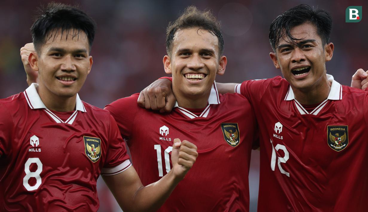 <p>Selebrasi pemain Timnas Indonesia&nbsp;setelah Witan Sulaiman&nbsp;(kiri) menjebol gawang Kamboja dalam laga Grup A Piala AFF 2022 antara Timnas Indonesia melawan Timnas Kamboja yang berlangsung di Stadion Utama Gelora Bung Karno (SUGBK), Jumat (23/12/2022). (Bola.com/Bagaskara Lazuardi)</p>