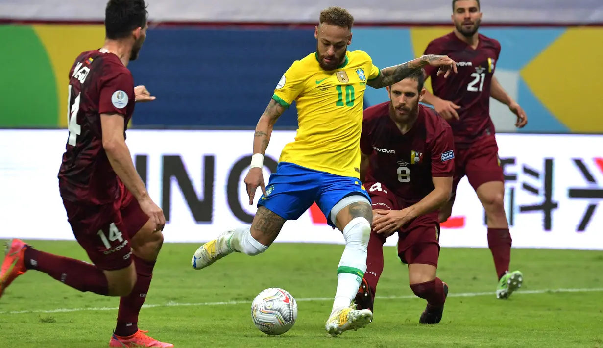 Pada menit awal pertandingan, Neymar dan Jesus saling bergantian mengancam gawang Venezuela. Tampak penguasaan Brasil lebih dominan daripada Venezuela. (Foto: AFP/Nelson Almeida)