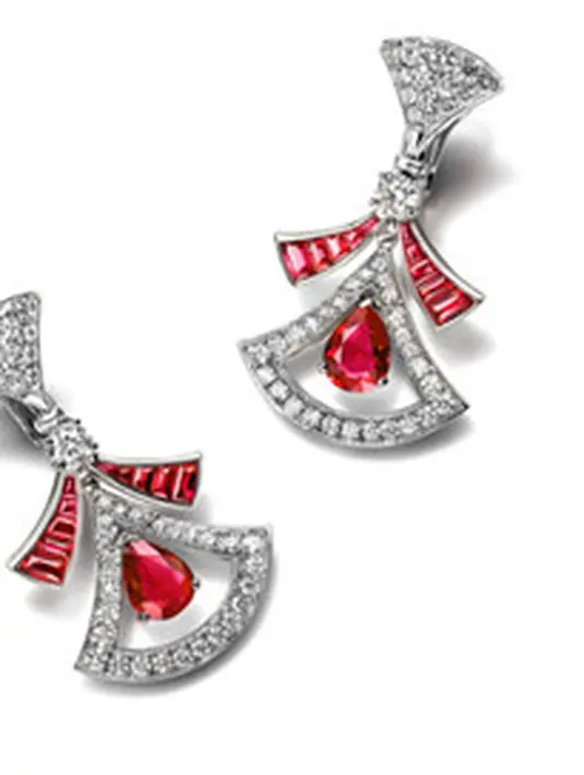 Ia juga tampil dengan anting-anting yang serasi dan beberapa cincin berlian untuk seni sampul. [BVLGARI]