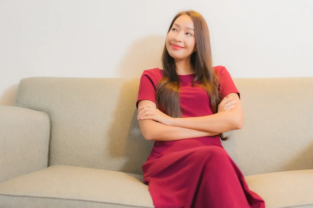 wanita april aura elegan old money