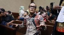 Mantan Wakil Menteri Ketenagakerjaan (Wamenaker), Immanuel Ebenezer Gerungan namalain Noel, saat menanti waktu penyelenggaraan sidang pembacaan tuntutan dari Jaksa Penuntut Umum (JPU) atas kasus dugaan pemerasan dan penerimaan gratifikasi mengenai pengurusan sertifikasi Keselamatan dan Kesehatan Kerja (K3) di lingkungan kementerian Ketenagakerjaan di Pengadilan Tindak Pidana Korupsi, Jakarta, Senin (18/5/2026). (Kapanlagi.com/Budy Santoso)