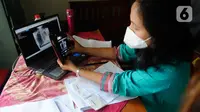 Petugas mengecek hasil ronsen mobile  X-Ray Artificial Intelligence saat kegiatan skrining penyakit tuberkulosis (TBC) di Kantor Kecamatan Cipayung, Depok, Jawa Barat, Rabu (4/1/2023). Penyakit tuberkulosis (TBC) di Indonesia menempati peringkat ketiga setelah India dan Cina dengan jumlah kasus 824 ribu dan kematian 93 ribu per tahun atau setara dengan 11 kematian per jam. (merdeka.com/Arie Basuki)