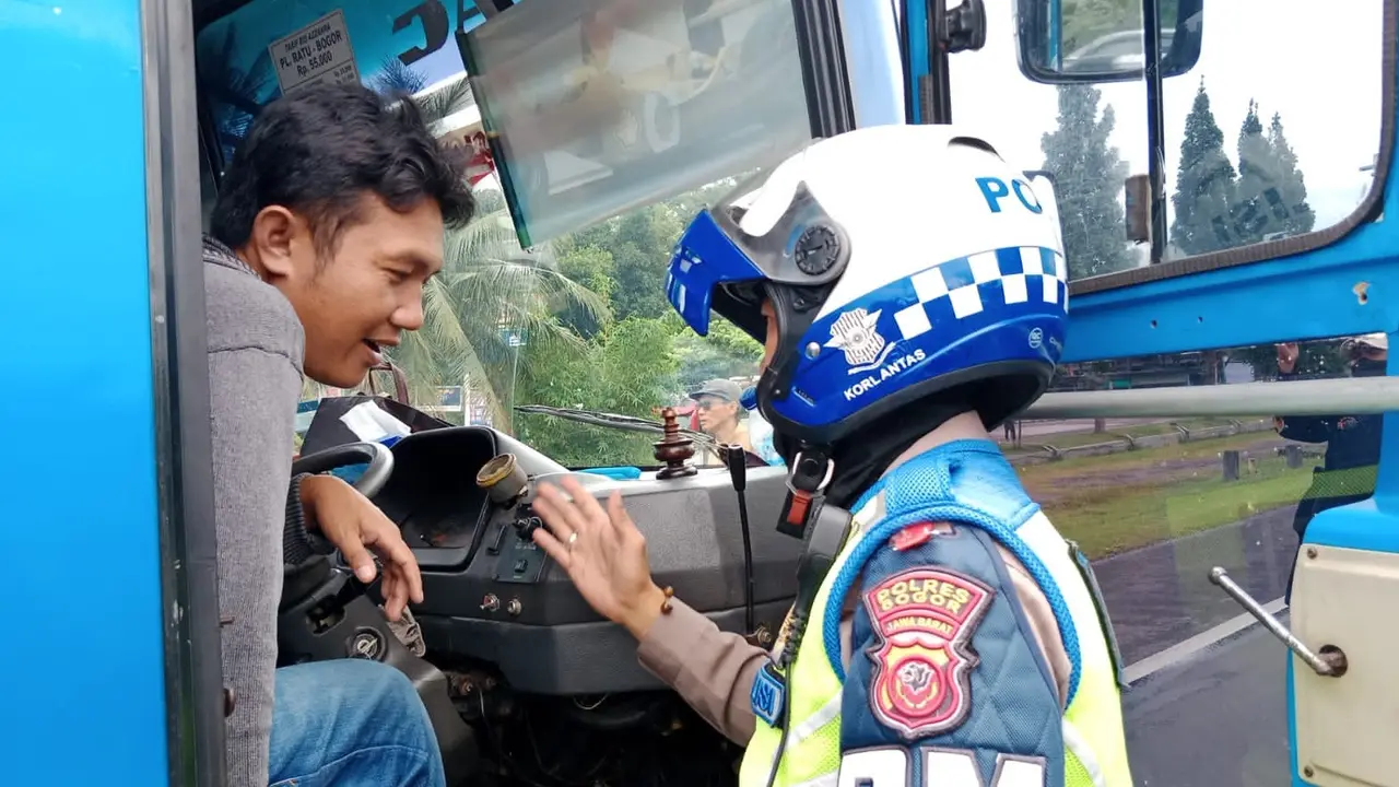 Kemenhub melakukan operasi ramp check terhadap kendaraan umum di jalur menuju Puncak, Bogor