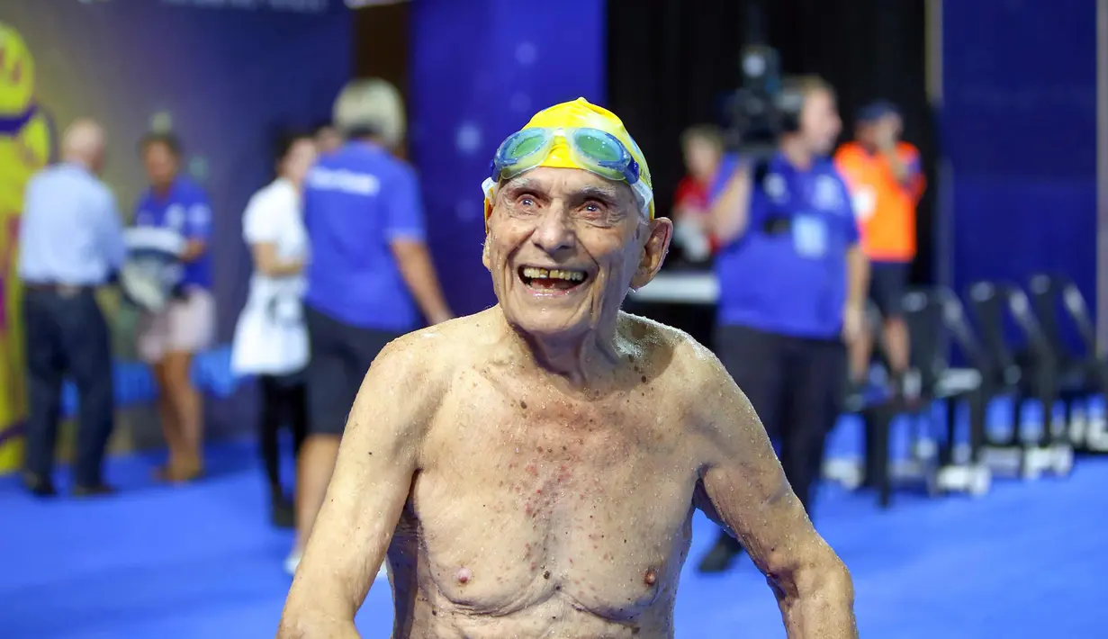 George Corones tersenyum sebelum berenang di Gold Coast Aquatic Centre di Gold Coast, Queensland, Australi (28/2). George Corones, yang usianya menginjak 100 tahun pada April mendatang, berhasil memecahkan rekor dunia. (AFP/Swimming Australia)