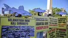 Aktivis dari Ecoton (Pengamatan Ekologi dan Konservasi Lahan Basah) yang mengenakan topeng ikan ikut serta dalam unjuk rasa menyerukan sungai bersih bebas sampah dan limbah industri, serta perlindungan ikan sungai, sebagai bagian dari perayaan Hari Lingkungan Hidup Sedunia di Surabaya, Jawa Timur, Jumat 5 Juni 2026. (JUNI KRISWANTO/AFP)