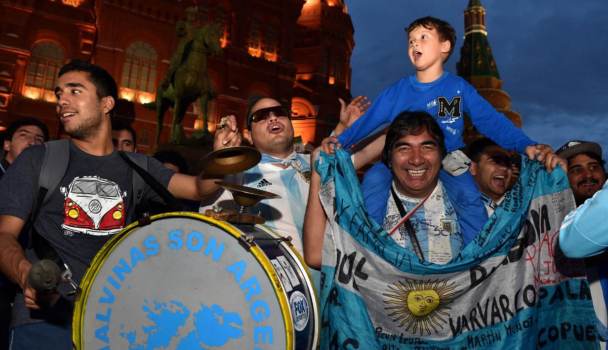 Para suporter Argentina bernyanyi mendukung negaranya saat berada di Kremlin, Moskow, Senin (11/6/2018). Jelang Piala Dunia, para suporter mulai berdatangan ke Rusia. (AFP/Vasily Maximov)