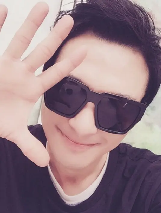 "My beautiful star. Aku harap bintang ini terlahir di dunia di mana ia bisa bersinar selamanya. Ku harap bintang ini bisa lebih bahagia dari siapapun di dunia ini," tulisnya. (Foto: instagram.com/taesoo1984)