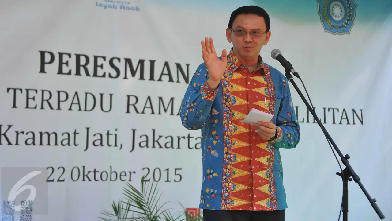 20151022-Ahok Jajal Main Bola saat Resmikan RPTRA Cililitan-Jakarta
