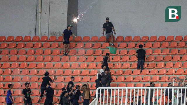Foto: Laga Persib Vs Persis Sempat Dihentikan Akibat Bentrok Antar Suporter
