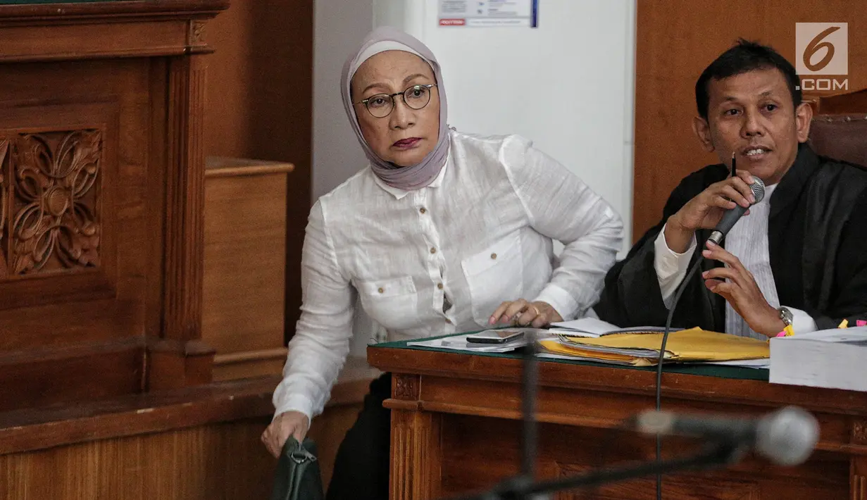Ekspresi terdakwa kasus penyebaran berita bohong atau hoaks Ratna Sarumpaet saat mendengar kesaksian Wakil Ketua DPR Fahri Hamzah saat sidang di PN Jakarta Selatan, Selasa (7/5/2019). Fahri mengaku heran mengapa kasus Ratna berlarut hingga berbulan-bulan. (Liputan6.com/Faizal Fanani)