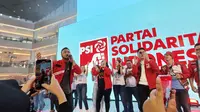 Giring Ganesa dan Gen Z PSI menggelar Flash Mob Goyang Gemoy di Atrium Pakuwon Mall Surabaya. (Dian Kurniawan/Liputan6.com)