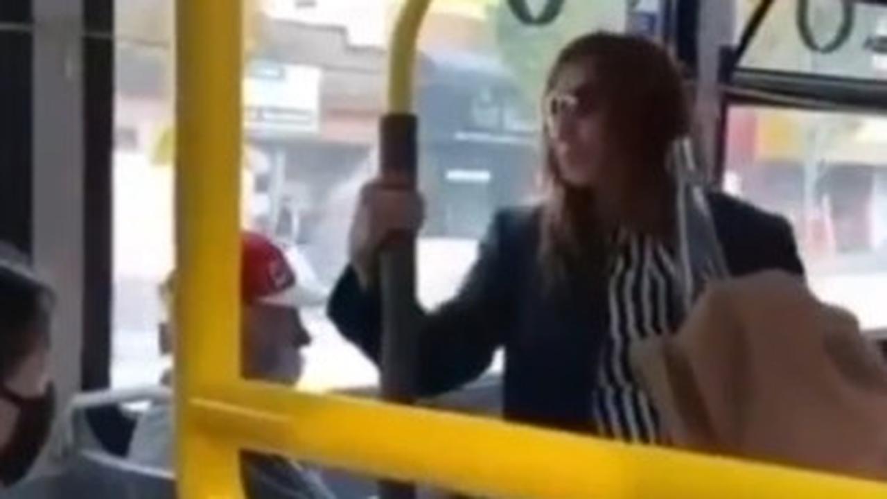 Viral, Aksi Wanita Ludahi Penumpang Bus Didorong Hingga Terjatuh