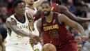 Pemain Indiana Pacers, Victor Oladipo (4) memberikan umpan melewati adangan pemain Cleveland Cavaliers,Tristan Thompson (13) pada laga NBA basketball di Quicken Loans Arena, Cleveland, Kamis, (2/11/2017) pagi WIB. Cleveland kalah 107-124. (AP/Tony Dejak)