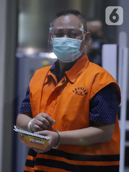 Pejabat Pembuat Komitmen (PPK) di Kementerian Sosial, Matheus Joko Santoso usai menjalani pemeriksaan lanjutan di Gedung KPK, Jakarta, Jumat (19/3/2021). Matheus Joko Santoso sebagai tersangka dugaan korupsi pengadaan bantuan sosial penanganan pandemi COVID-19. (Liputan6.com/Helmi Fithriansyah)