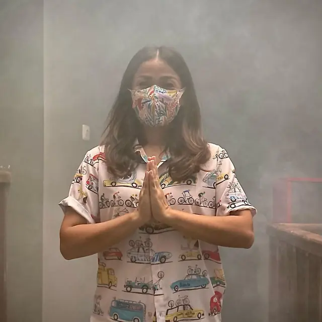 Nirina Zubir melakukan fogging desinfektan di rumahnya (https://www.instagram.com/p/CKOXSBHHfev/)