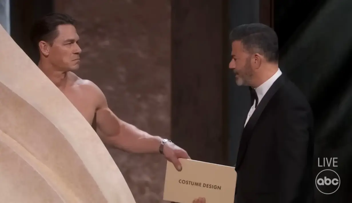 Momen mencengangkan hadir kala John Cena tampil tanpa busana saat membacakan nominasi Kostum Terbaik. [Foto: KapanLagi]