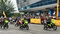 Dominasi tim Suhandi Padang 88 di kelas paling bergengsi YCR 1 pada seri pertama Yamaha Cup Race 2025 di Sirkuit Sport Center Rumbai, Pekanbaru, Riau hari Minggu, 18 Mei 2025. (Hendry Wibowo/Bola.com)