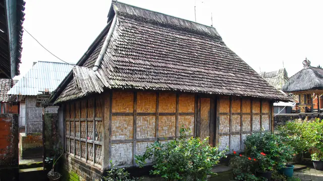 Berburu Kerajinan Anyaman Bambu Sokasi dan Bedeg di Desa Wisata Tigawarsa