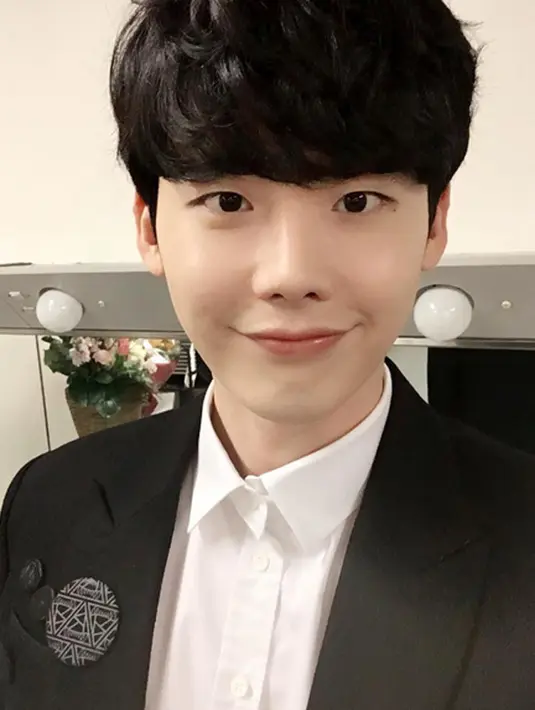 “Aku bertanya pada Kim Young Min, ‘Jika ada dialog seperti ini dalam adegan, bagaimana wajah saya harus berekspresi?’ dan jawabannya pun sangat spesifik,” pungkas Lee Jong Suk. (Instagram/jongsuk0206)