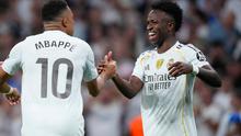 Vinicius Junior merayakan gol bersama Kylian Mbappe dalam laga La Liga antara Real Madrid dan Villarreal di Santiago Bernabeu, 4 Oktober 2025. (AP Photo/Manu Fernandez)