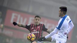 Pemain AC Milan, Gianluca Lapadula, beebut bola dengan pemain Atalanta, Rafael Toloi, dalam lanjutan Serie A yang berlangsung di Stadion San Siro, Milan, Sabtu (17/12/2016) waktu setempat. (AFP/Tiziana Fabi)