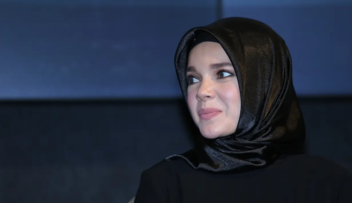 Bukan hal yang mudah bagi Dewi Sandra memerankan Sabina. Mengingat tiap karakternya sudah begitu melekat bagi penikmat novel karya Habiburrahman El ‎Shirazy tersebut. (Adrian Putra/Bintang.com)