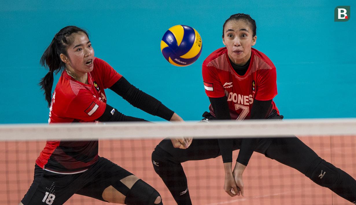 Pemain Voli Indonesia, Novia Andriyanti, berusaha mengembalikan bola saat melawan Thailand pada laga Asian Games 2018 di Volley Indoor, GBK, Jakarta, Senin (27/8/2018). Indonesia kalah 1-3 dari Thailand. (Bola.com/Vitalis Yogi Trisna)