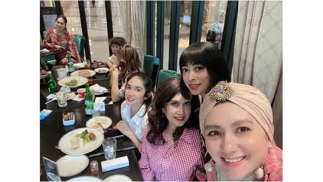 Meski terpaut perbedaan usia dan profesi, pertemanan Kepompong tetap terjaga dengan baik.