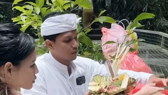 Potret Marion Jola Jalani Melukat di Bali. (instagram/lalamarionmj)