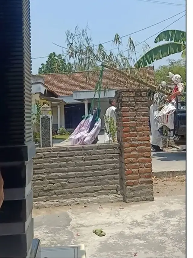 Viral Sekelompok Pemuda Cosplay Jadi Keluarga Kuntilanak, Asyik Main di Pohon