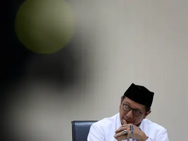 Menteri Agama Lukman Hakim Saifuddin saat jumpa pers terkait ceramah di rumah-rumah Ibadah, Jakarta, Jum'at (28/4). Dalam keterangannya Menag mengeluarkan sembilan seruan ke seluruh pengelola dan penceramah di tempat ibadah. (Liputan6.com/Johan Tallo)