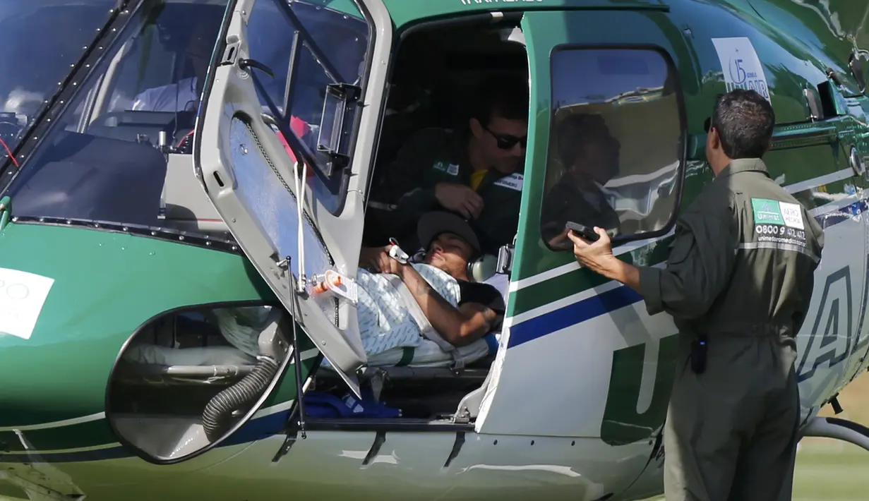 Neymar menuju kampung halamannya, Sao Paulo, untuk menjalani pemulihan cedera yang diperkirakan membutuhkan setidaknya satu bulan, Sabtu (5/7/14). (REUTERS/Marcelo Regua)