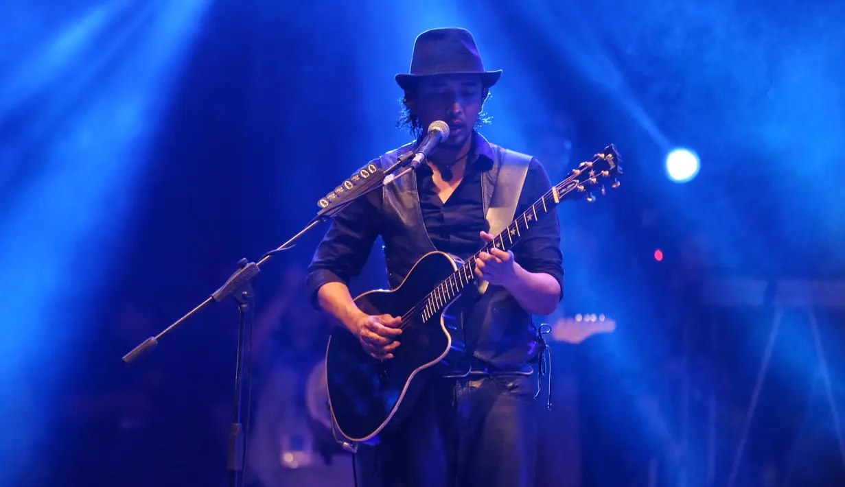 Seperti ucapannya, malam itu Padi memang mengajak para penonton kembali ke tahun 90an lewat lagu-lagu yang mereka dendangkan. Seperti yang diketahui juga kala itu musik Indonesia berada di masa emasnya. (Adrian Putra/Bintang.com)