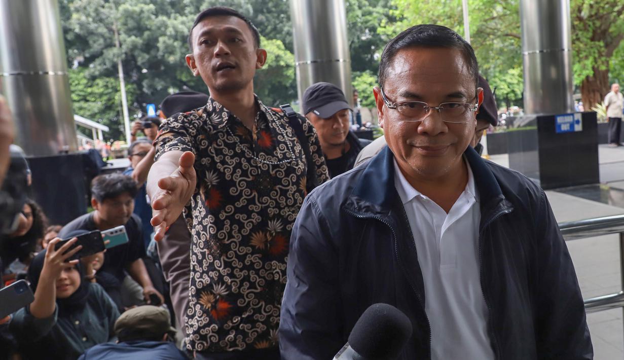 Hingga saat ini, KPK masih melakukan pemeriksaan terhadap Sudewo dan pihak-pihak lain yang diamankan. Tampak dalam foto, Bupati Pati, Sudewo (kanan) berjalan menuju ruang pemeriksaan di Gedung Merah Putih Komisi Pemberantasan Korupsi (KPK), Jakarta, Selasa (20/1/2026). (merdeka.com/Arie Basuki)