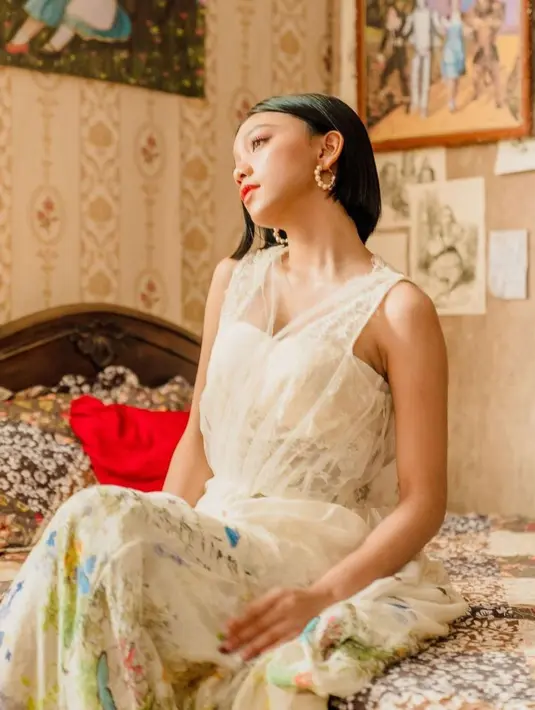 Dress yang dikenakan Naura terlihat senada. Ia mengenakan dress dengan motif bunga-bunga dan menonjolkan kesan vintage. (Liputan6.com/IG/naura.ayu)